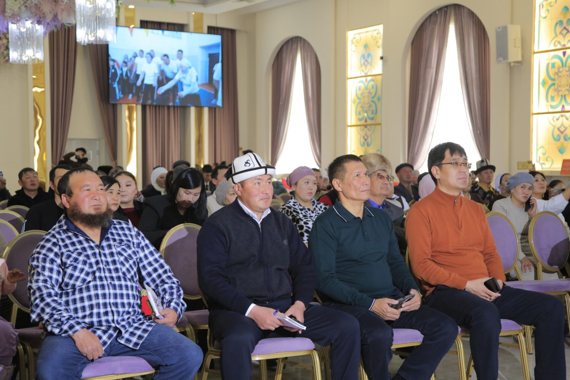 КЫРГЫЗСТАНДА БИРИНЧИ ЖОЛУ “АТАЛАР” ФОРУМУ ӨТТҮ