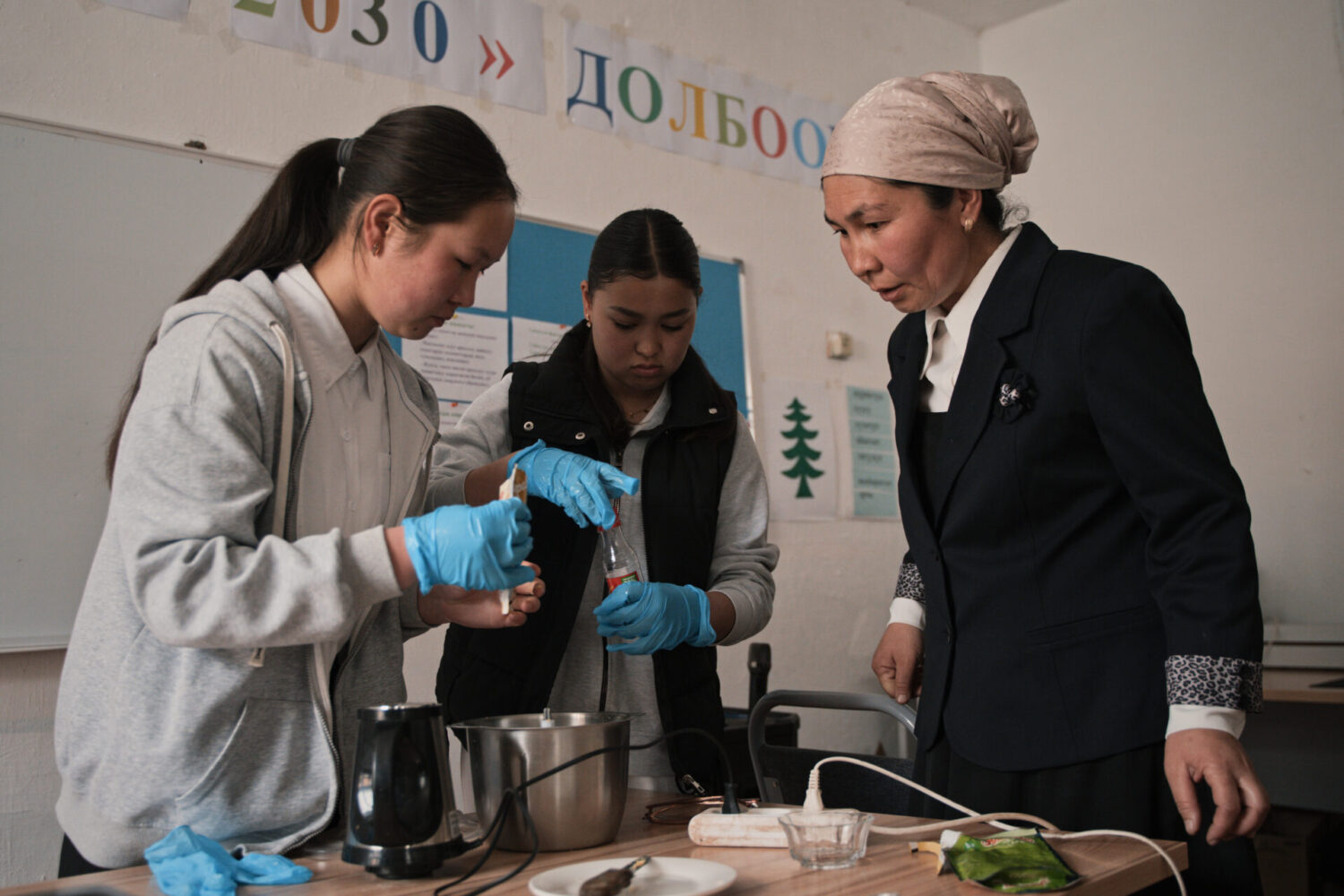 ИЗИЛДӨӨ АЙЛАМПАСЫ: ТЕОРИЯДАН ПРАКТИКАГА 