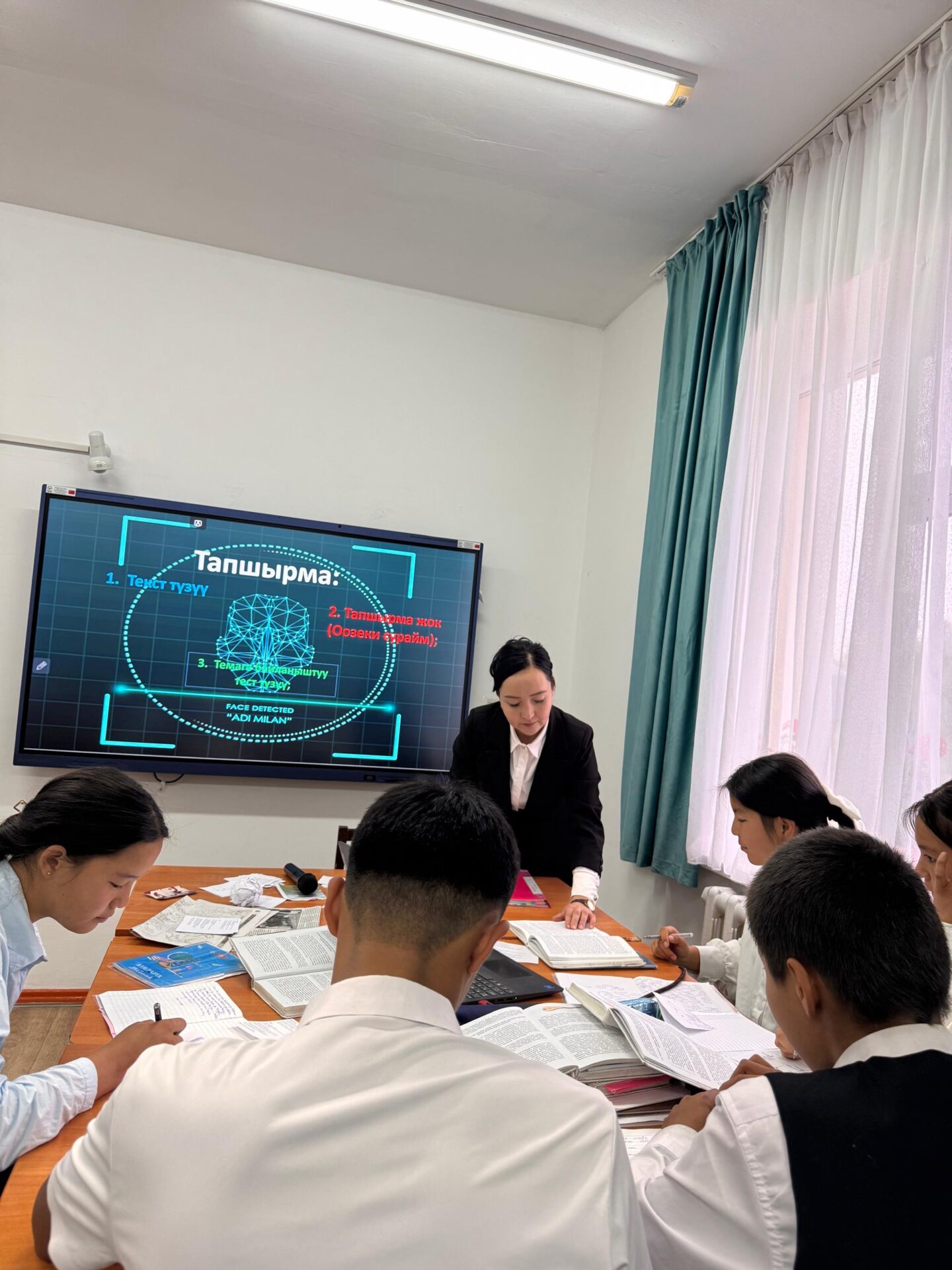 САДЫР ЖАПАРОВ: “БИЛИМ БЕРҮҮ - МАМЛЕКЕТТИ КУРУУНУН ЭҢ МААНИЛҮҮ НЕГИЗДЕРИНИН БИРИ”