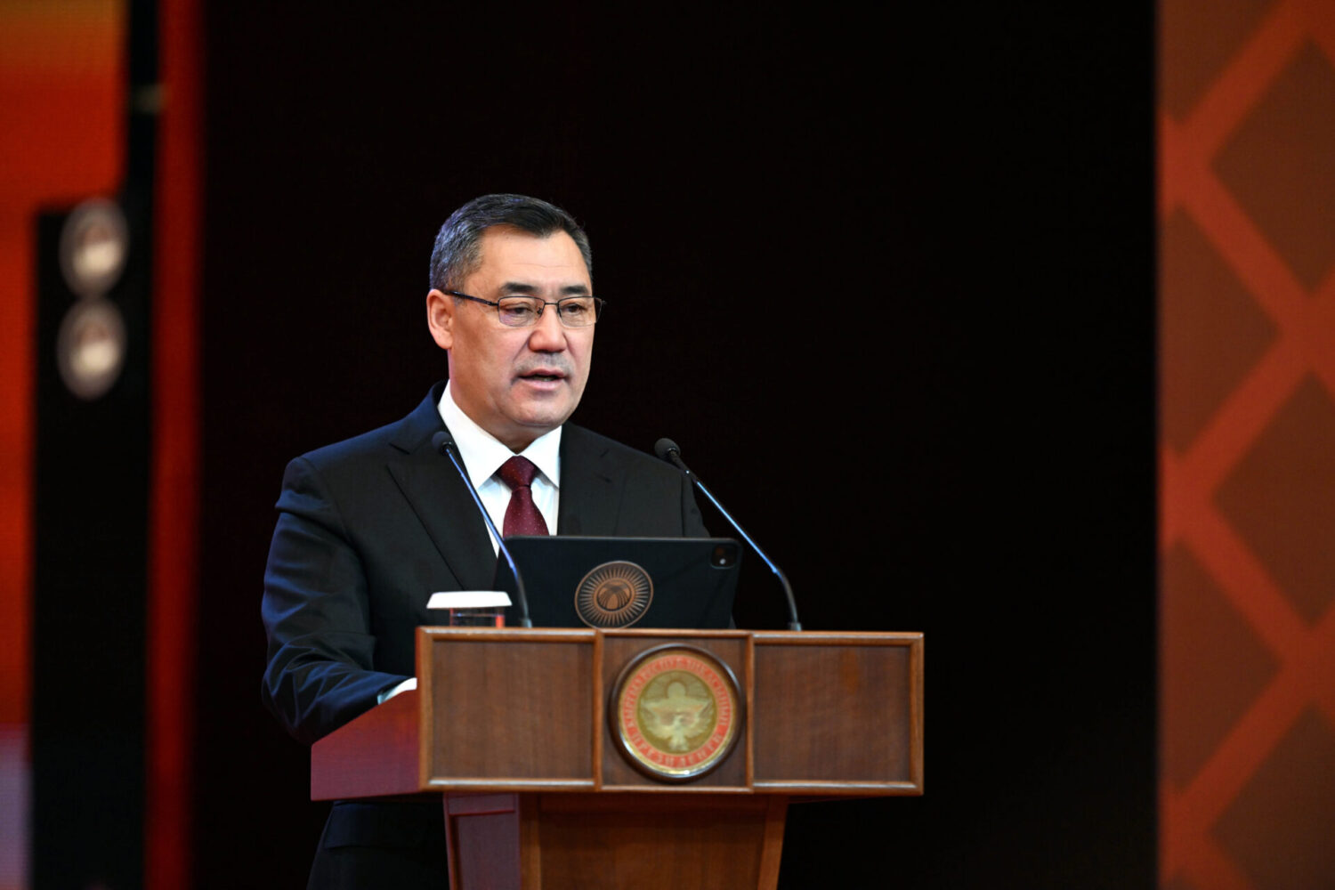 САДЫР ЖАПАРОВ: “БИЛИМ БЕРҮҮ — МАМЛЕКЕТТИ КУРУУНУН ЭҢ МААНИЛҮҮ НЕГИЗДЕРИНИН БИРИ”