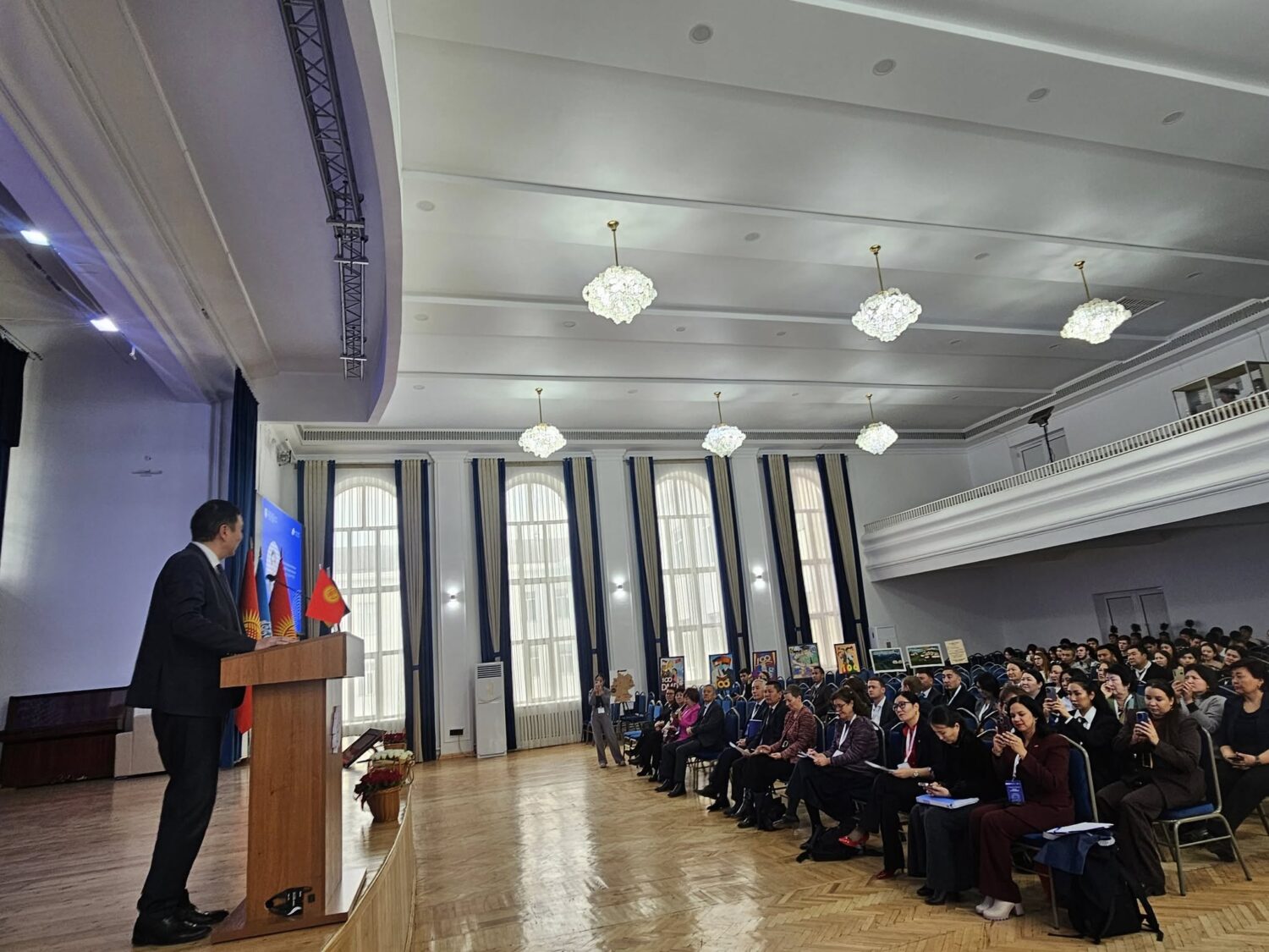 Бүтүрүүчүлөрдүн эл аралык конференциясы