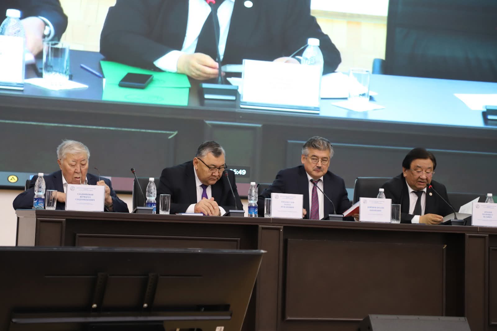 “ПРЕЗИДЕНТ САДЫР ЖАПАРОВ – ЖАҢЫ КЫРГЫЗСТАНДЫН ЖАРАТМАНЫ” АТТУУ КИТЕП ЖАРЫК КӨРДҮ