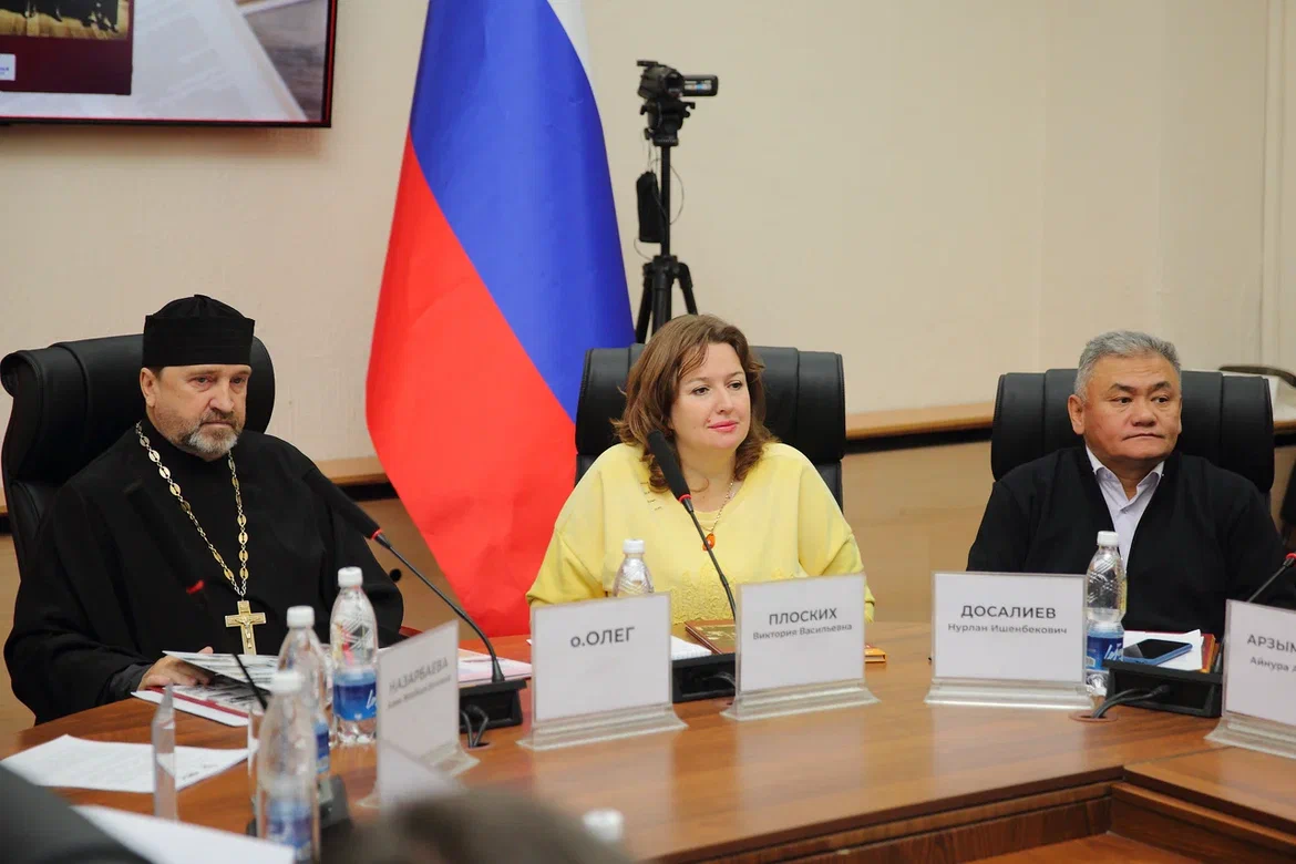 В Русском доме в Бишкеке представили иллюстрированную историю отношений России и Кыргызстана и обсудили роль истории в межгосударственных отношениях