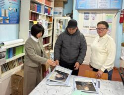 Мектепке жети миң доллар наркындагы китептер белекке берилди