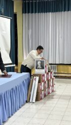 Мектепке жети миң доллар наркындагы китептер белекке берилди