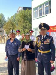 Мектепке жети миң доллар наркындагы китептер белекке берилди