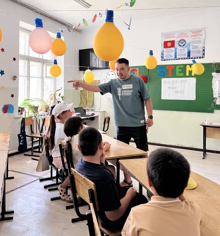 «Жүрөгүмө жакын”: кайра даярдоодон өткөн жаратман мугалимдер