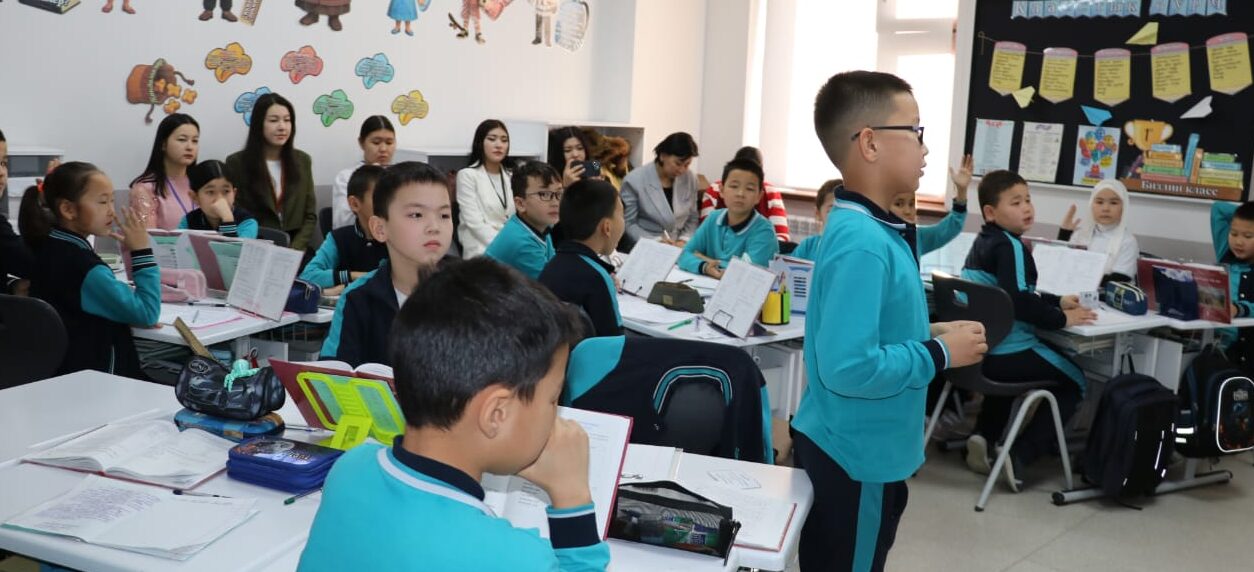 Тажрыйбалуу мугалимдер жана кызыктуу сабактар. БПМИ студенттери "Маарифте" педпрактикада