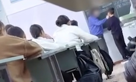 Мектепте агрессияга жол жок. Окуучуга кол көтөргөн мугалим иштен алынды