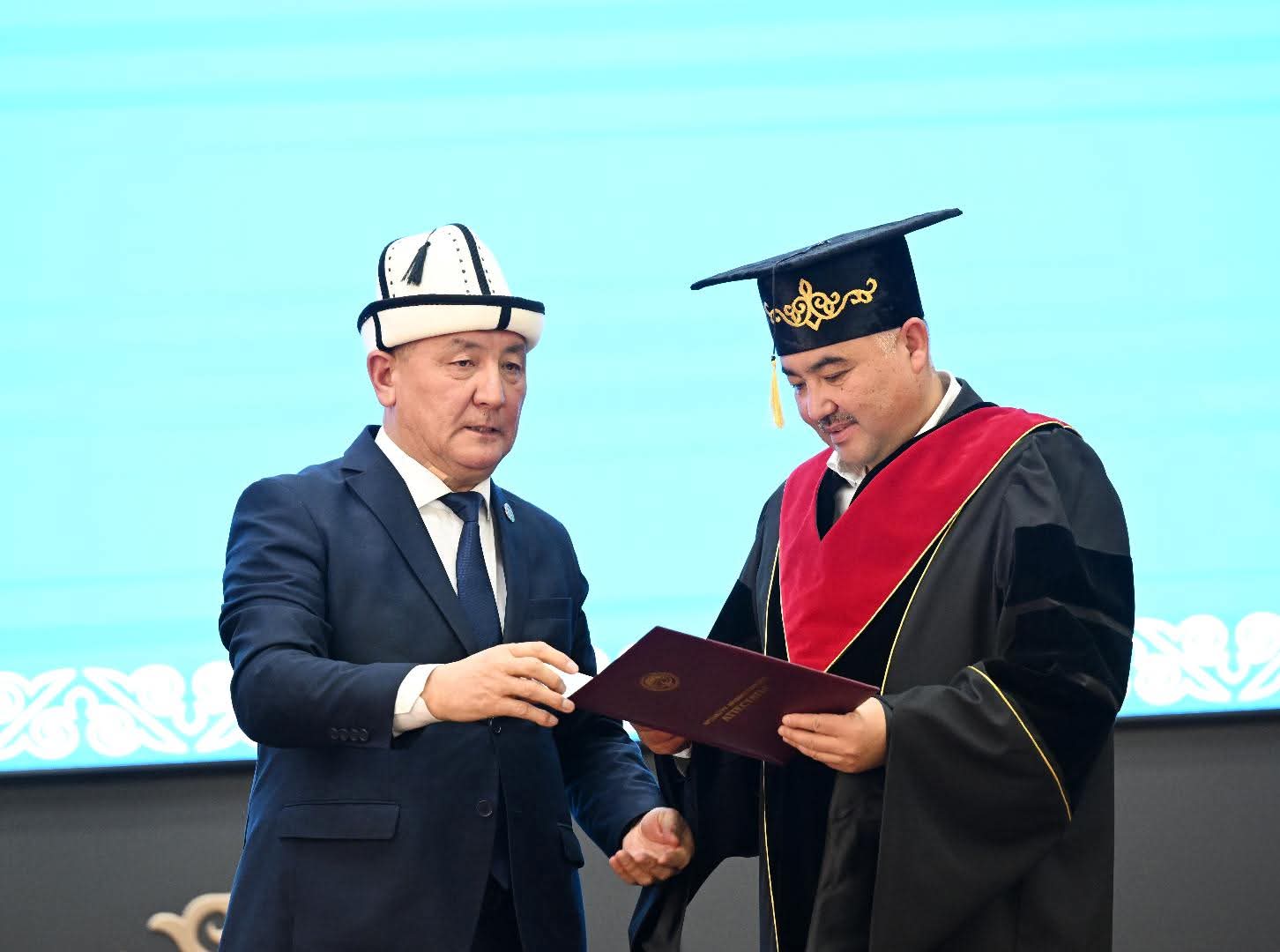 Төрага Нурланбек Тургунбек уулуна КУУнун “Ардактуу профессору” наамы ыйгарылды