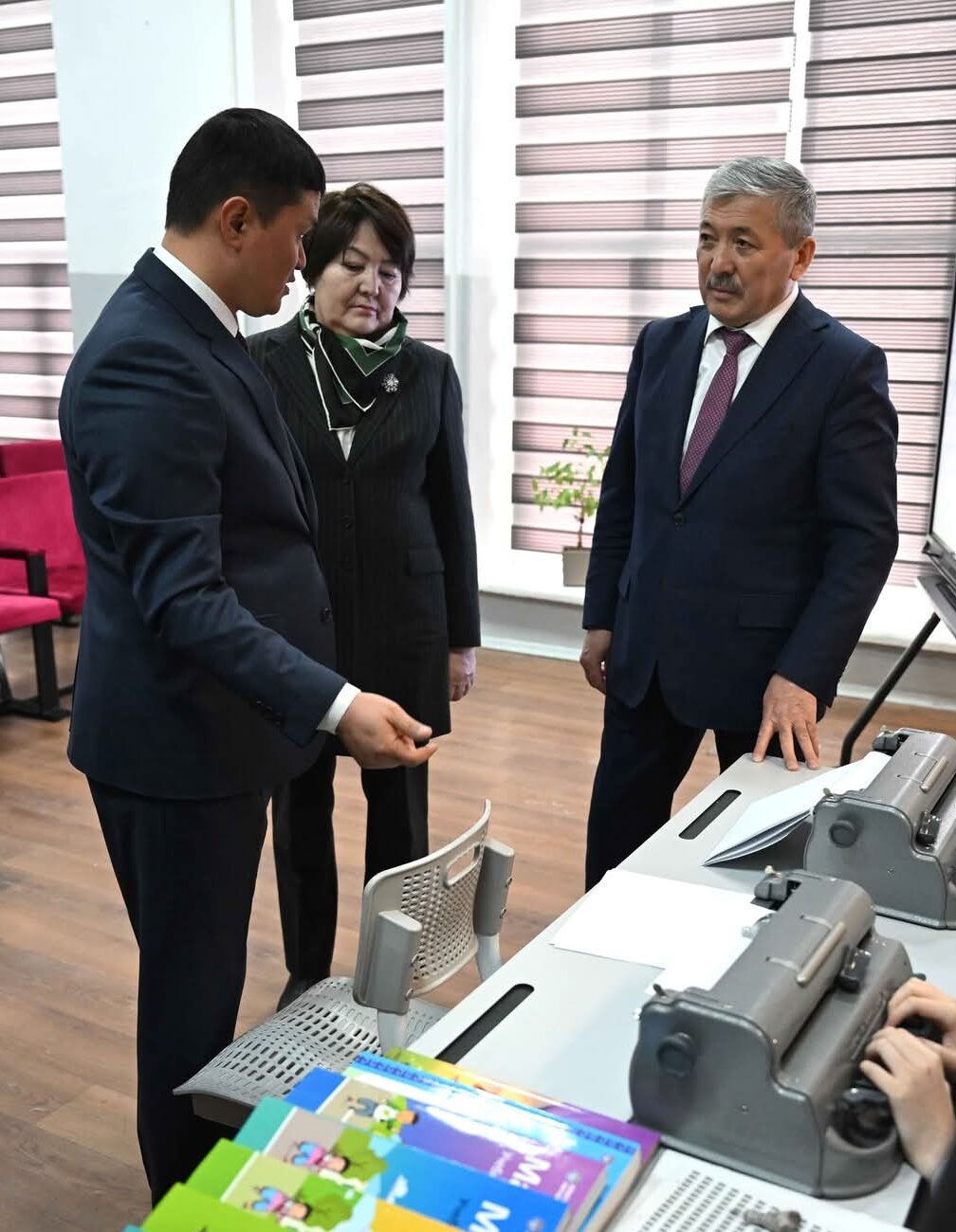 Бишкектеги атайын мектеп-интернатка Брайл машинкалары тапшырылды