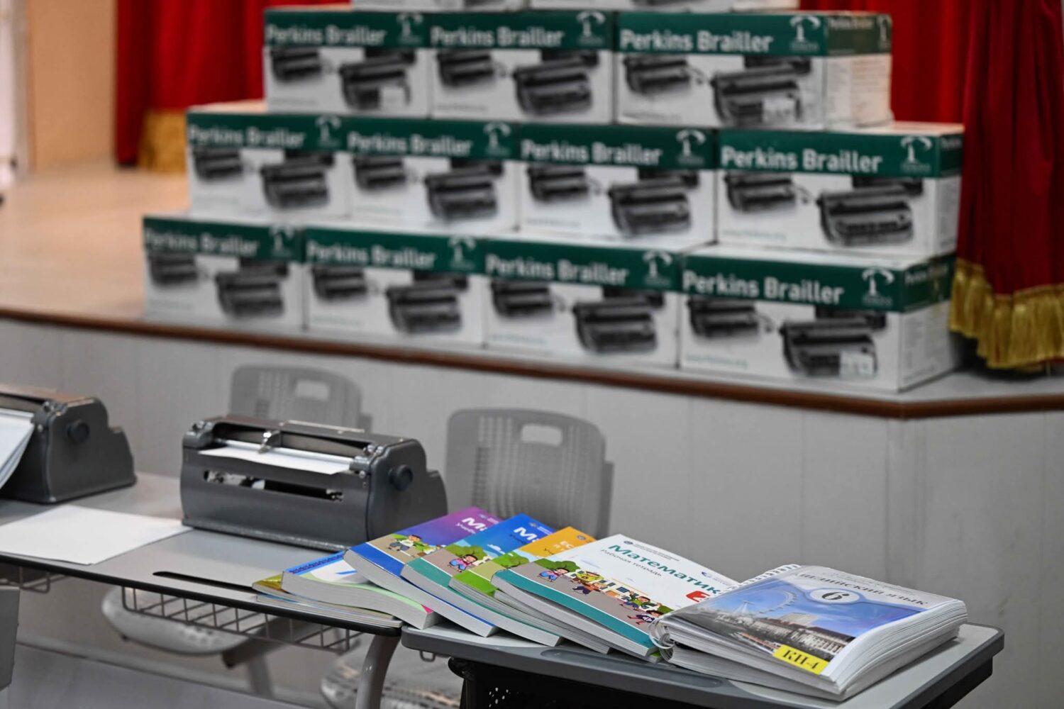 Бишкектеги атайын мектеп-интернатка Брайл машинкалары тапшырылды