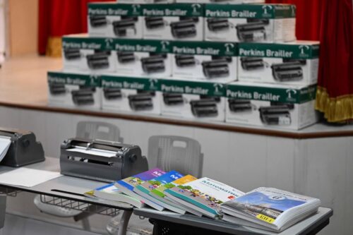 Бишкектеги атайын мектеп-интернатка Брайл машинкалары тапшырылды