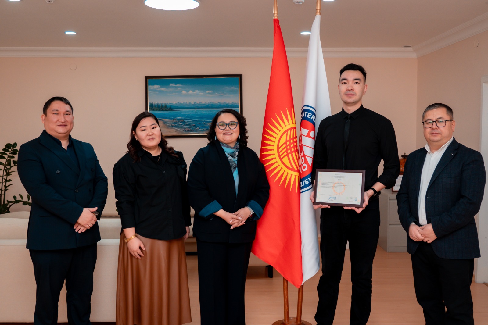 АЭУнун бүтүрүүчүсү Франциядагы өнөктөш университеттин дипломун алды