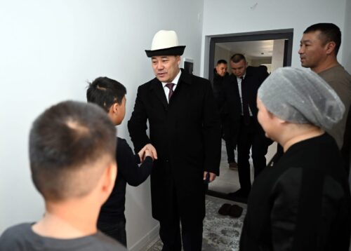 Бишкекте ипотекалык үйлөрдүн  ачкычтары тапшырылды