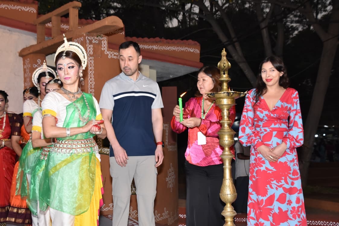 БИР ЭЛЕ УЧУРДА БИР НЕЧЕ КЫЛЫМДА ЖАШАГАН ИНДИЯ