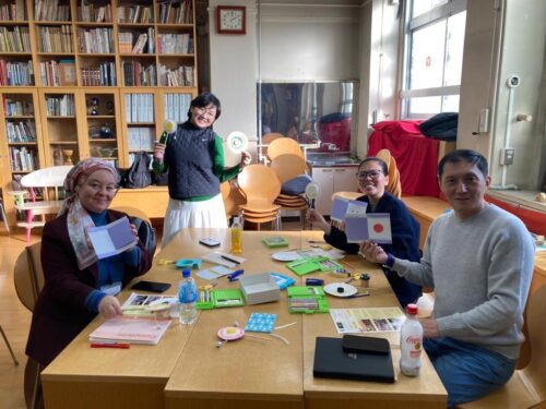 ЖАПОНИЯ:  АТА-ЭНЕ МЕНЕН БАЛА БАКЧАНЫН ӨНӨКТӨШТҮГҮ