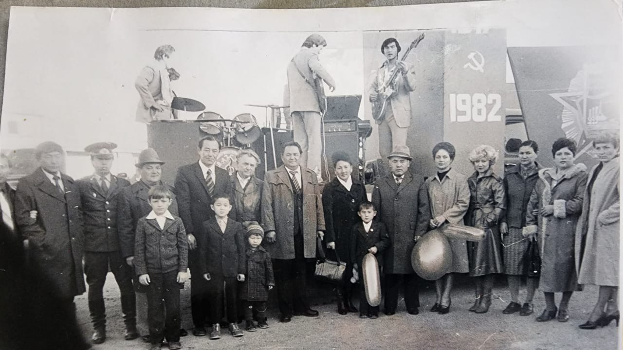 ТОКСОНГО ТАЯГАН АКСАКАЛ МЕКТЕПКЕ КОЛ СУНАТ