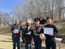 ЭР ЖИГИТ ЭЛ ЧЕТИНДЕ, ЖОО БЕТИНДЕ