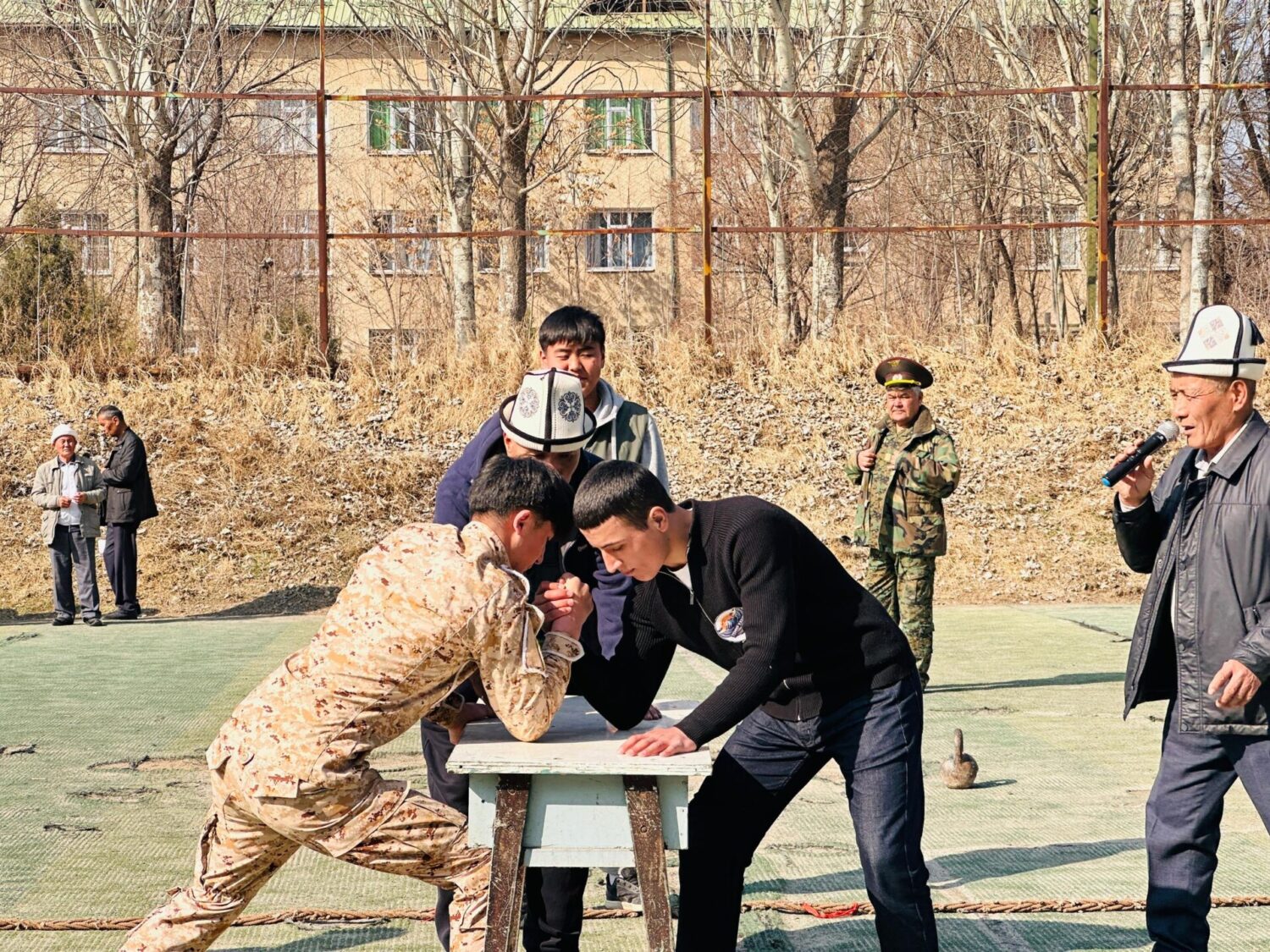 ЭР ЖИГИТ ЭЛ ЧЕТИНДЕ, ЖОО БЕТИНДЕ