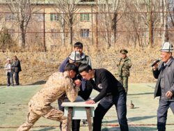 ЭР ЖИГИТ ЭЛ ЧЕТИНДЕ, ЖОО БЕТИНДЕ