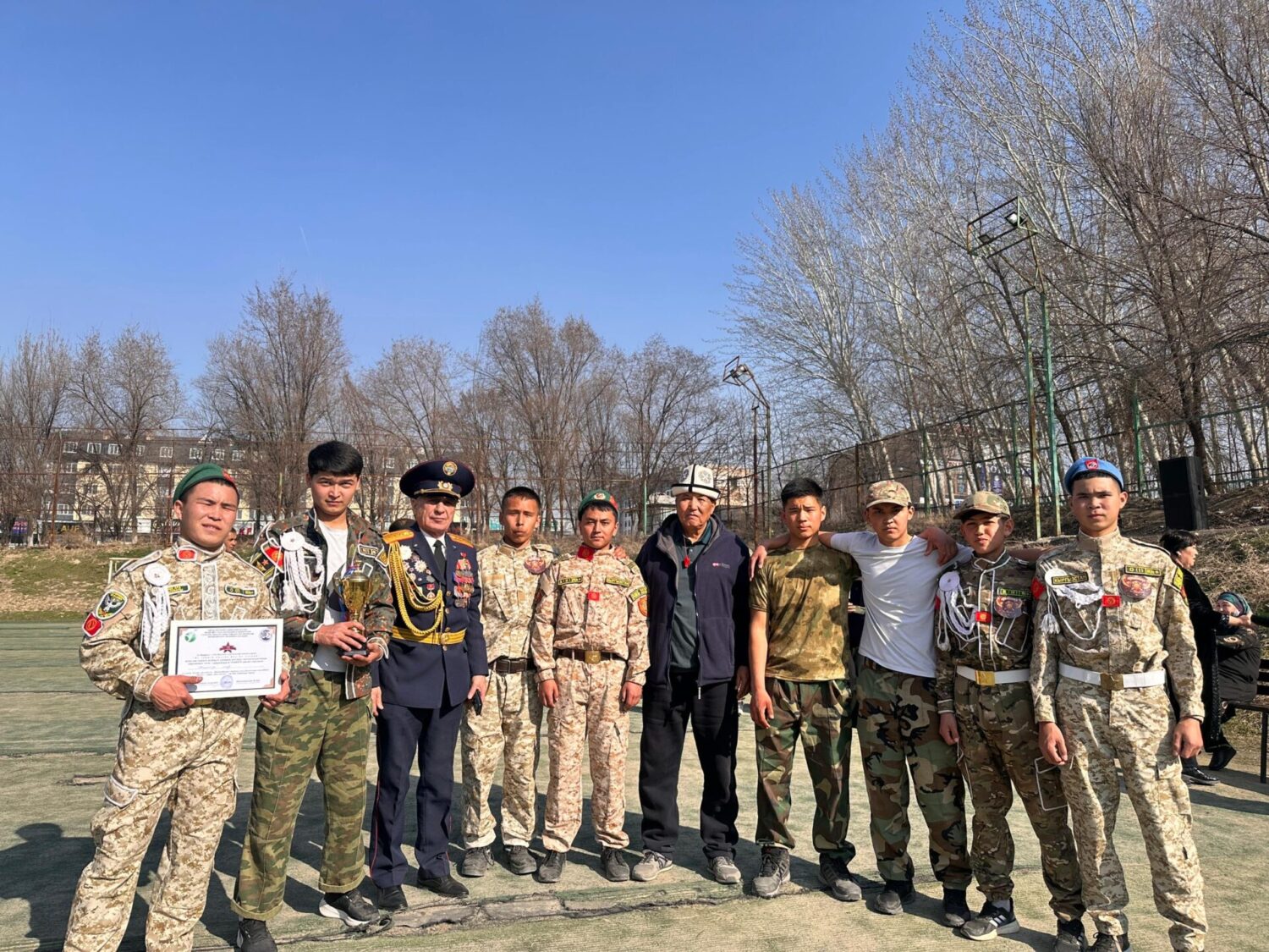 ЭР ЖИГИТ ЭЛ ЧЕТИНДЕ, ЖОО БЕТИНДЕ