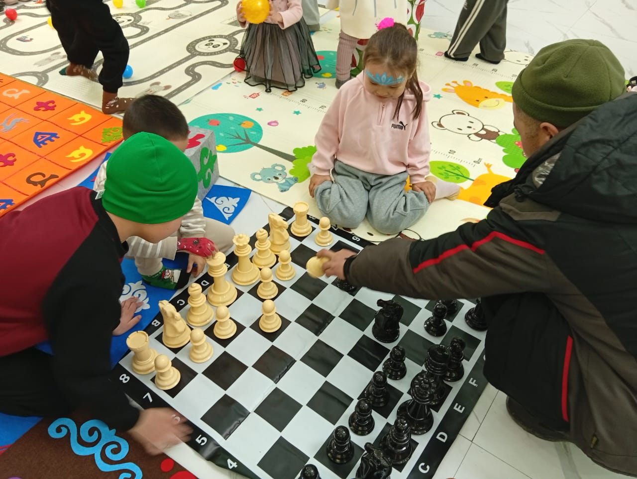 КАРАКОЛ ШААРЫНДА "5 КАДАМ" КИТЕБИНИН ПРЕЗЕНТАЦИЯСЫ ӨТТҮ