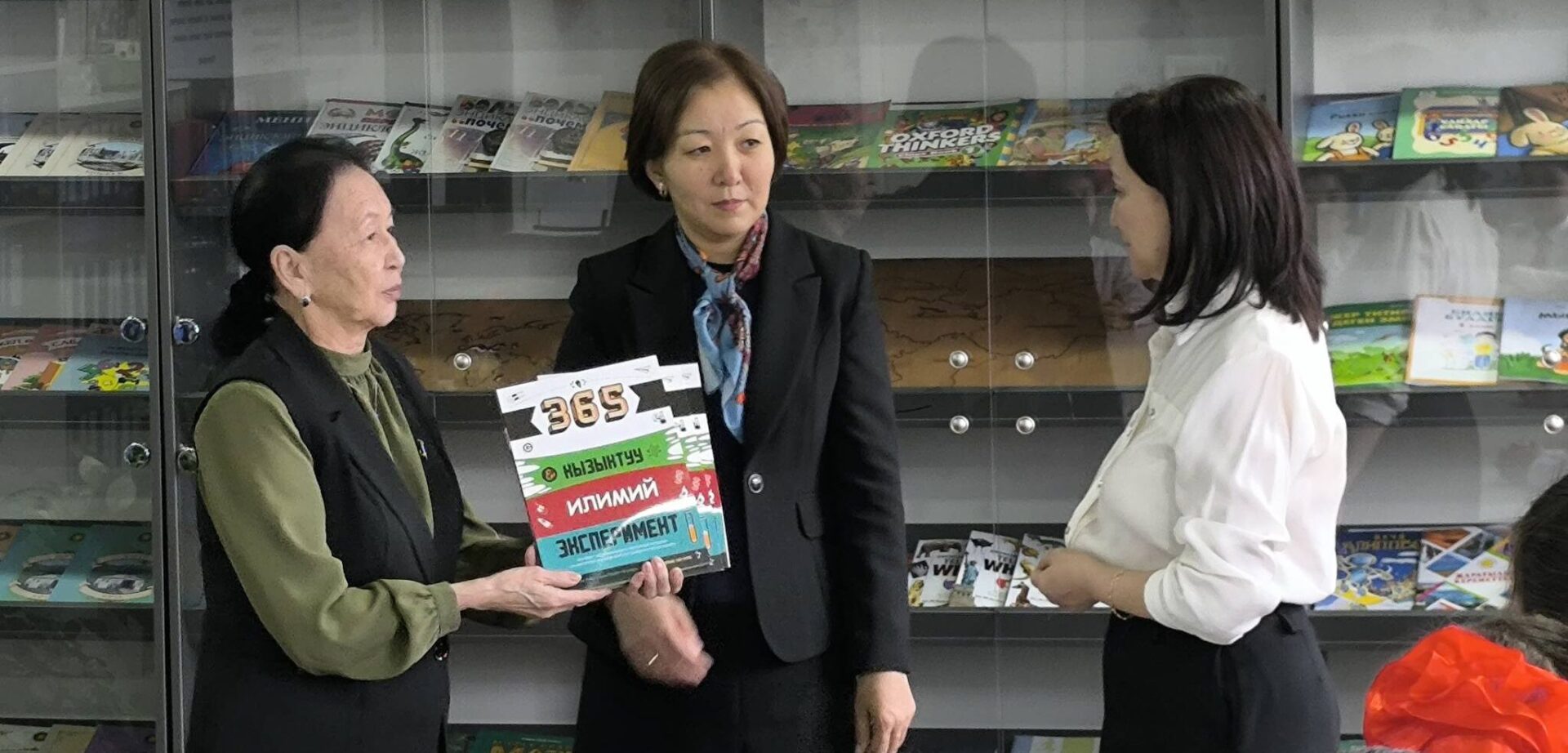 “ЖЫЛДЫЗДАР БАЛДАРГА КИТЕП ОКУЙТ” АКЦИЯСЫ ЖАНДАНДЫ