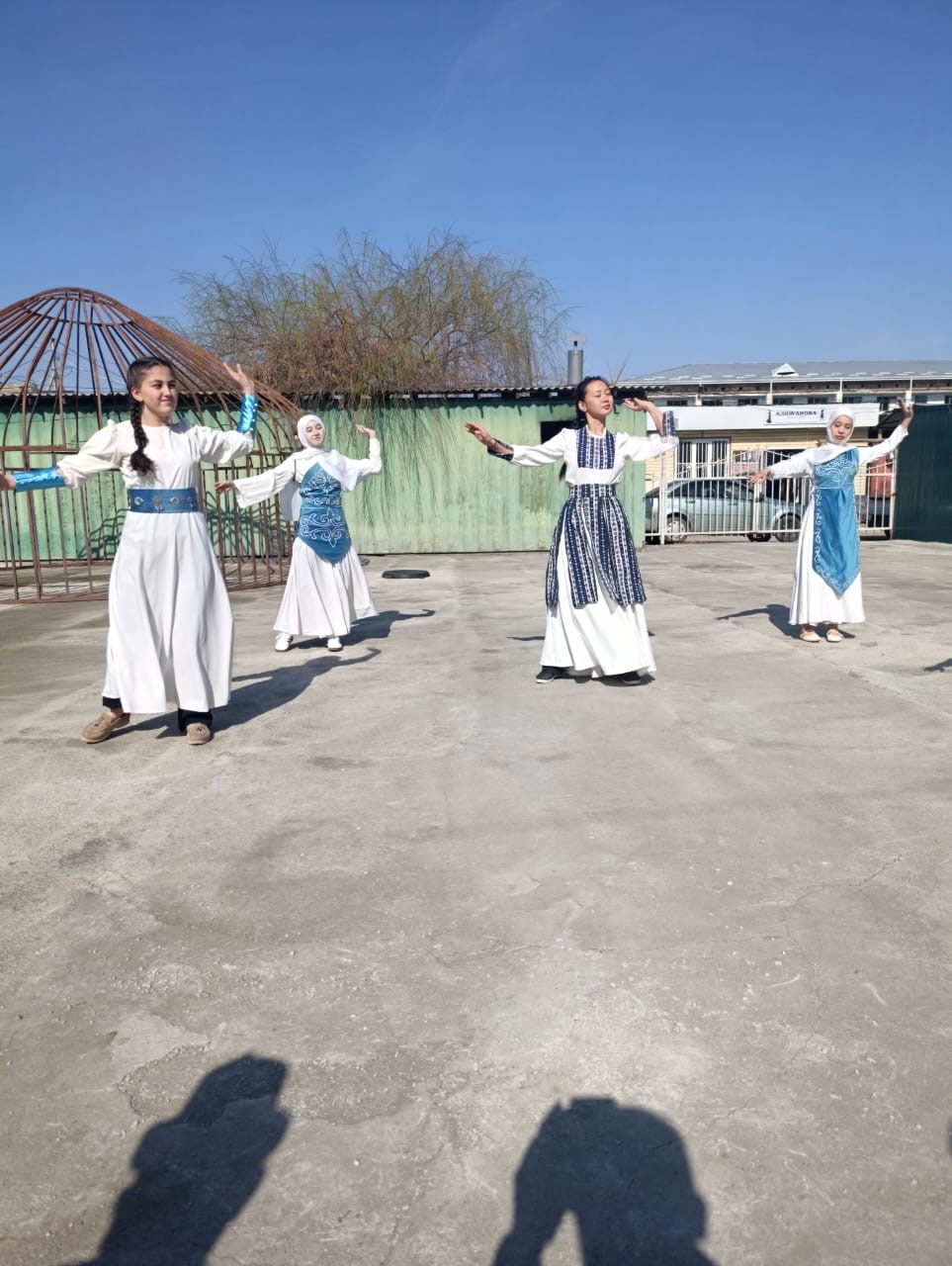 ЭР ЖИГИТ ЭЛ ЧЕТИНДЕ, ЖОО БЕТИНДЕ