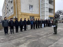 ЭР ЖИГИТ ЭЛ ЧЕТИНДЕ, ЖОО БЕТИНДЕ