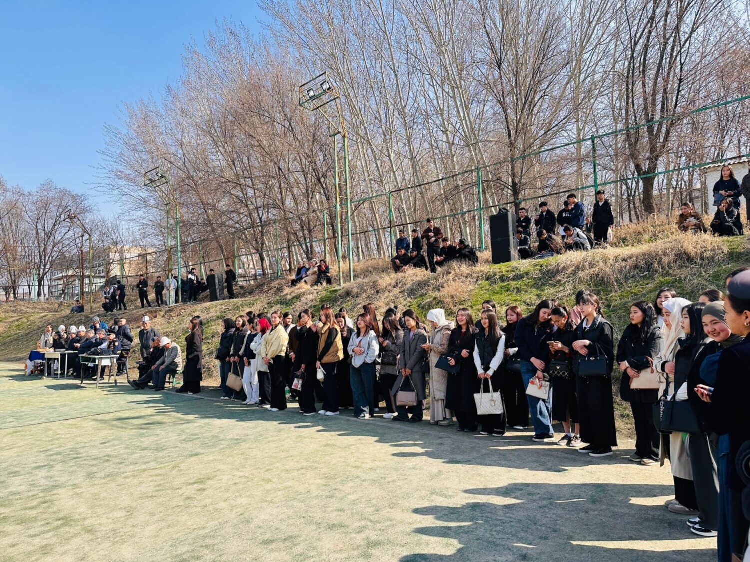 ЭР ЖИГИТ ЭЛ ЧЕТИНДЕ, ЖОО БЕТИНДЕ