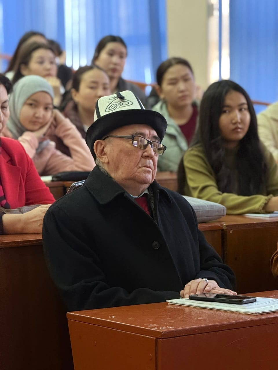 УСТАТ МЕНЕН ЖОЛУГУШУУ: МУУНДАР ОРТОСУНДАГЫ ИЛИМ ЖАНА ТАРБИЯ БАЙЛАНЫШЫ