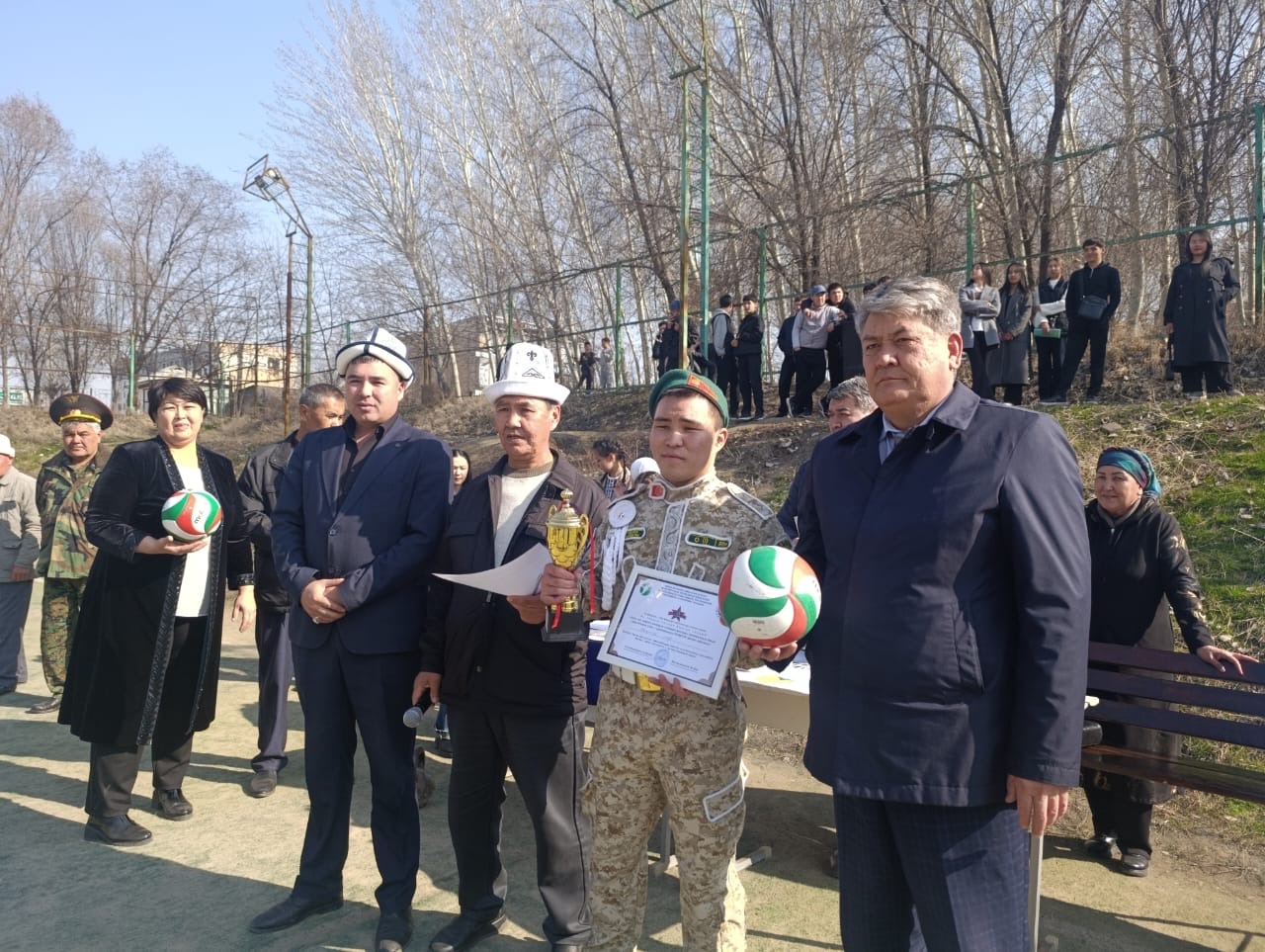 ЭР ЖИГИТ ЭЛ ЧЕТИНДЕ, ЖОО БЕТИНДЕ