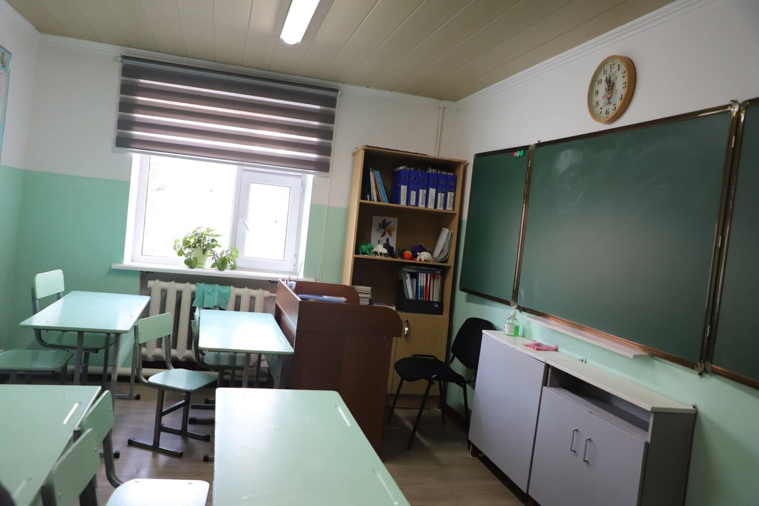 АГАРТУУ МИНИСТРИ АЗИЗ ЖАНА НАЧАР КӨРГӨН БАЛДАР ҮЧҮН АТАЙЫН ЖАТАК-МЕКТЕПКЕ БАРДЫ