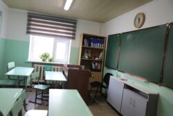 АГАРТУУ МИНИСТРИ АЗИЗ ЖАНА НАЧАР КӨРГӨН БАЛДАР ҮЧҮН АТАЙЫН ЖАТАК-МЕКТЕПКЕ БАРДЫ