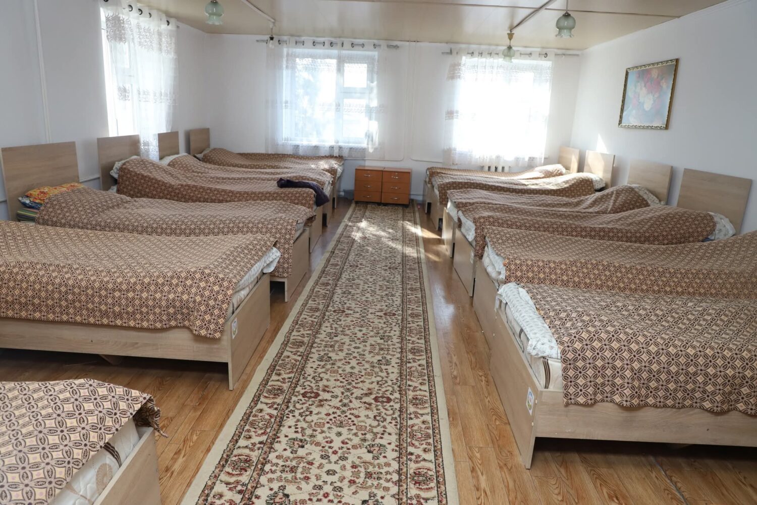 АГАРТУУ МИНИСТРИ АЗИЗ ЖАНА НАЧАР КӨРГӨН БАЛДАР ҮЧҮН АТАЙЫН ЖАТАК-МЕКТЕПКЕ БАРДЫ