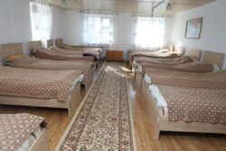 АГАРТУУ МИНИСТРИ АЗИЗ ЖАНА НАЧАР КӨРГӨН БАЛДАР ҮЧҮН АТАЙЫН ЖАТАК-МЕКТЕПКЕ БАРДЫ