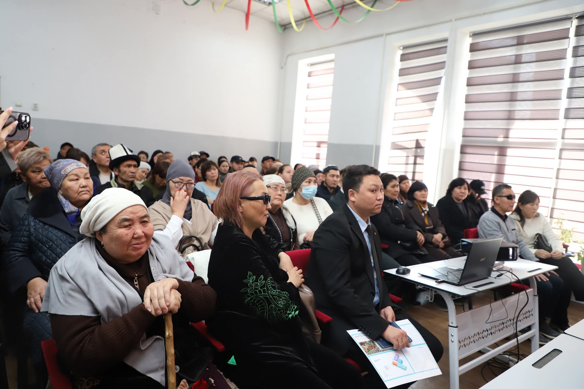 АГАРТУУ МИНИСТРИ АЗИЗ ЖАНА НАЧАР КӨРГӨН БАЛДАР ҮЧҮН АТАЙЫН ЖАТАК-МЕКТЕПКЕ БАРДЫ