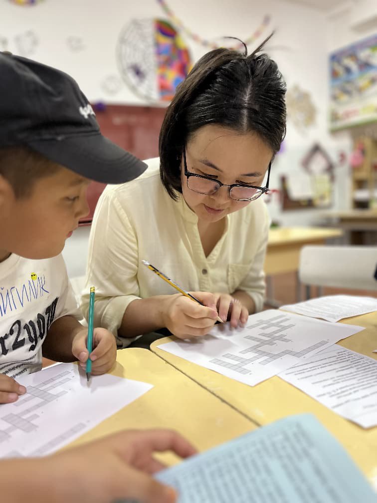 Заманбап мугалим: «СИЗДЕР КЕЛГЕНДЕН КИЙИН МЕКТЕП КЫЗЫКТУУ БОЛУП КАЛДЫ» 