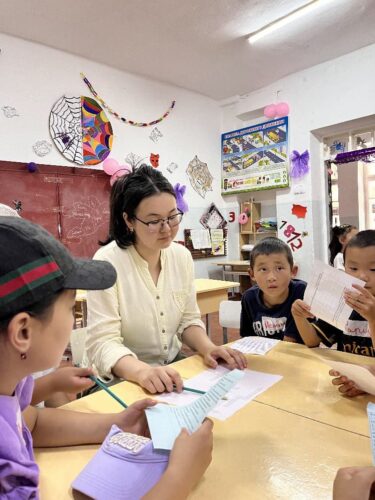 Заманбап мугалим: «СИЗДЕР КЕЛГЕНДЕН КИЙИН МЕКТЕП КЫЗЫКТУУ БОЛУП КАЛДЫ» 