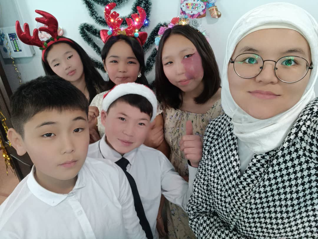 Заманбап мугалим: «СИЗДЕР КЕЛГЕНДЕН КИЙИН МЕКТЕП КЫЗЫКТУУ БОЛУП КАЛДЫ» 