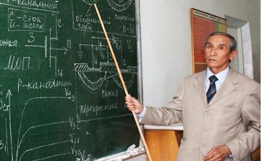 Электрониканын татаал дүйнөсүнө сүңгүгөн окумуштуу