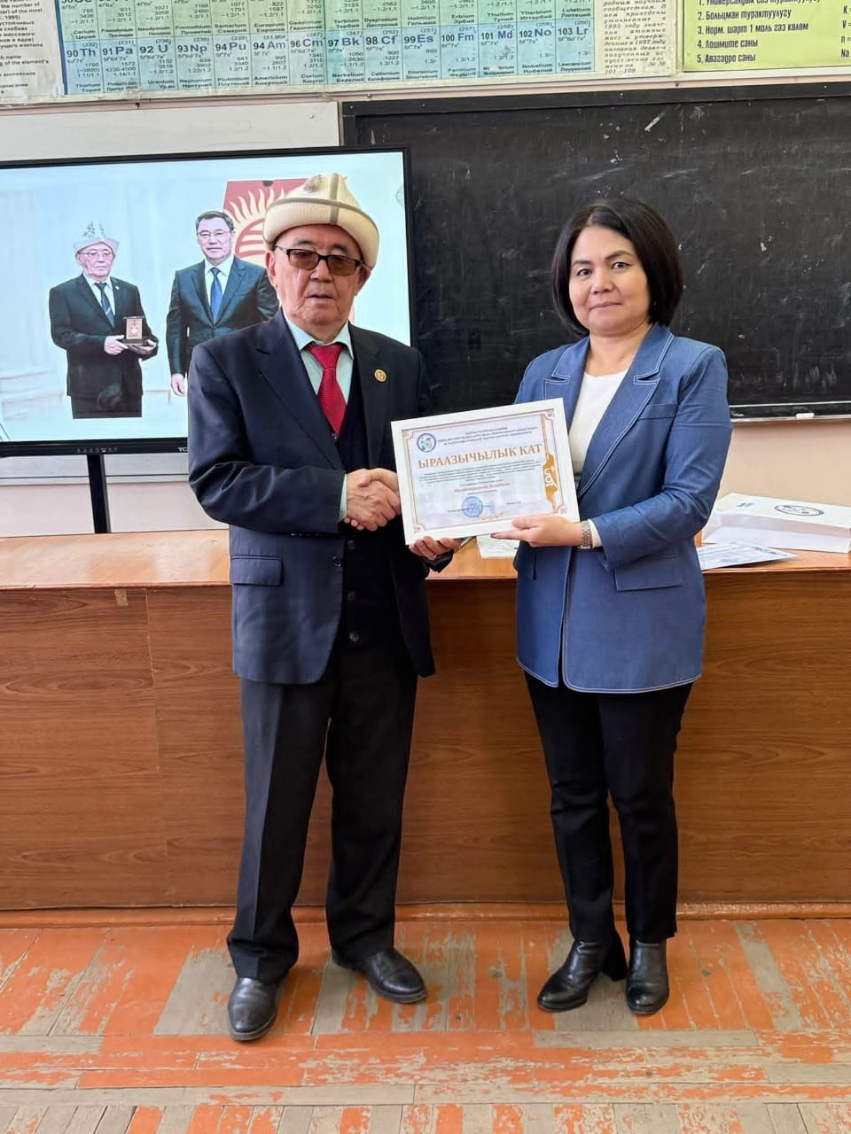 УСТАТ МЕНЕН ЖОЛУГУШУУ: МУУНДАР ОРТОСУНДАГЫ ИЛИМ ЖАНА ТАРБИЯ БАЙЛАНЫШЫ