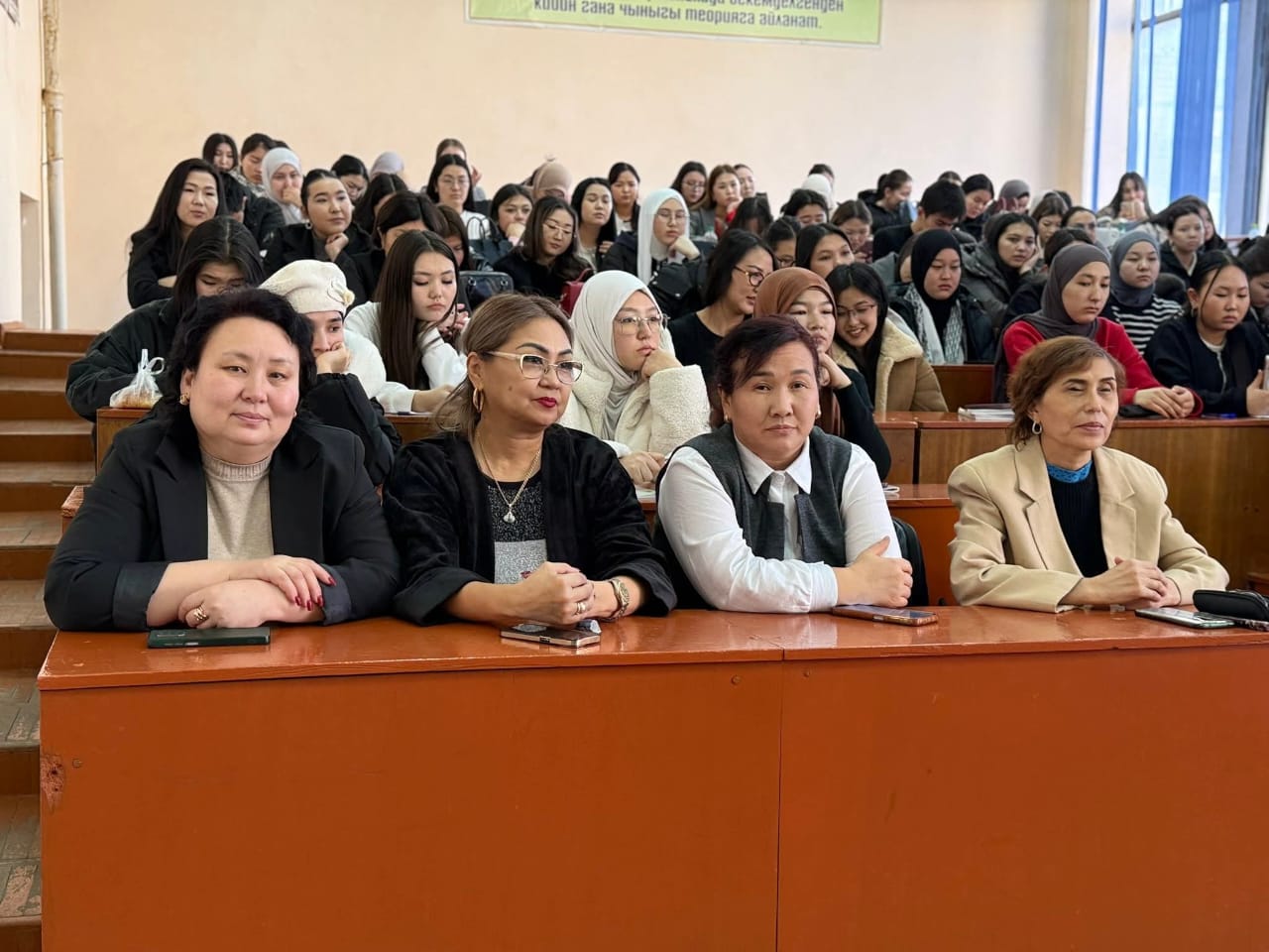 УСТАТ МЕНЕН ЖОЛУГУШУУ: МУУНДАР ОРТОСУНДАГЫ ИЛИМ ЖАНА ТАРБИЯ БАЙЛАНЫШЫ