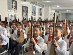 Бишкектеги алдыңкы мектепте “Кытай жаз майрамы”