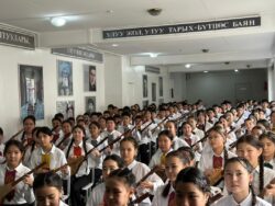 Бишкектеги алдыңкы мектепте “Кытай жаз майрамы”