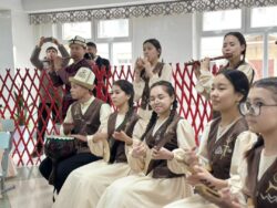 Бишкектеги алдыңкы мектепте “Кытай жаз майрамы”