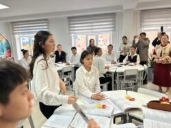 Бишкектеги алдыңкы мектепте “Кытай жаз майрамы”