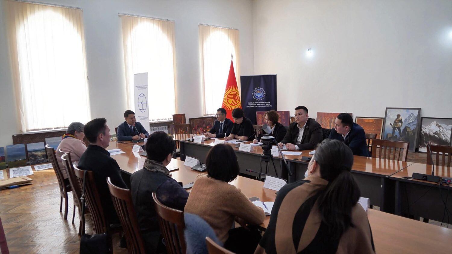 МАДАНИЯТ МИНИСТРЛИГИНДЕ ВЕДОМСТВОЛОР АРАЛЫК ЖУМУШЧУ ТОПТУН ИШМЕРДҮҮЛҮГҮ БОЮНЧА ЖЫЙЫН ӨТТҮ