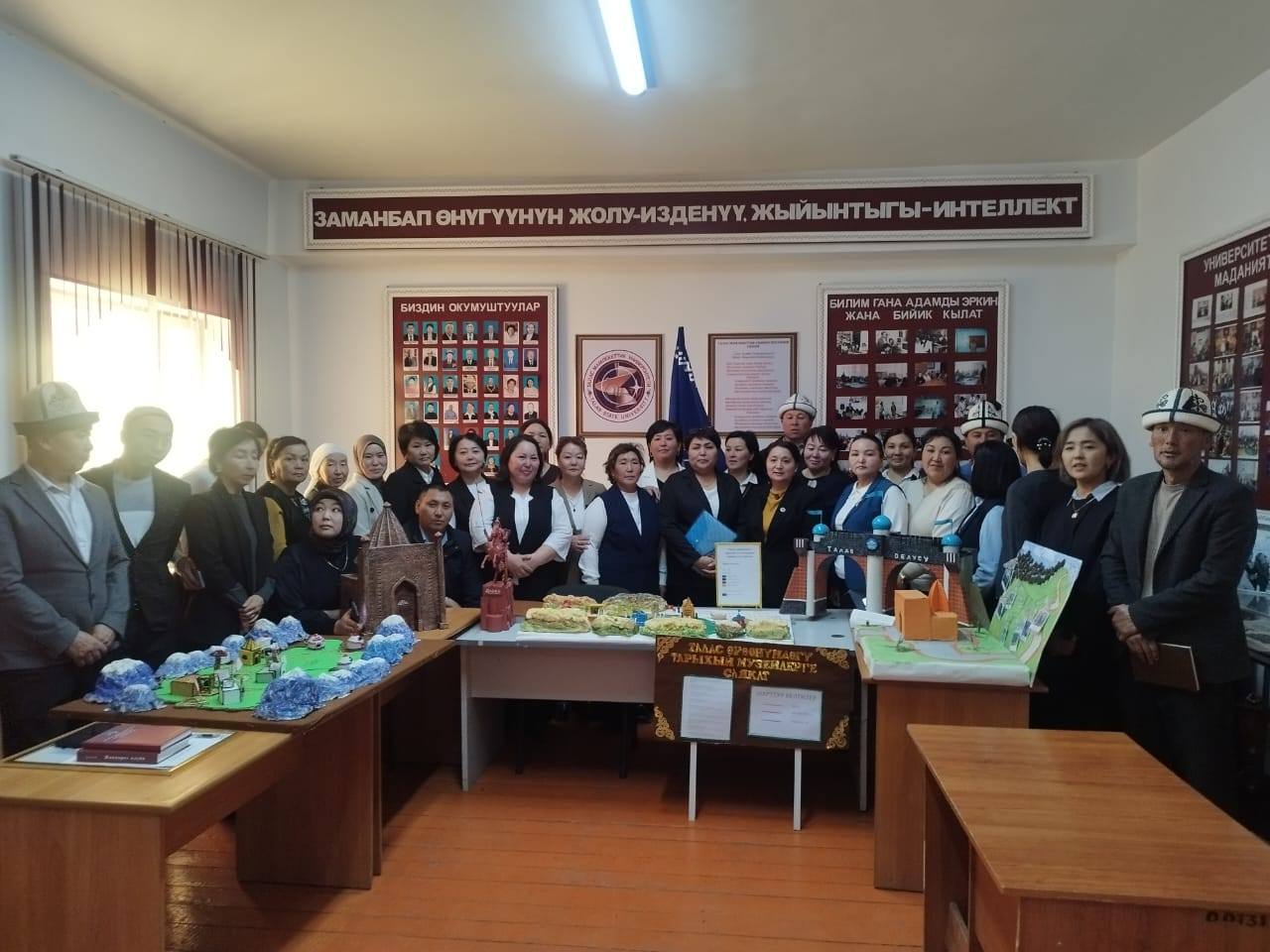 ТАЛАС: ТАРЫХЧЫ МУГАЛИМДЕР МУЗЕЙДЕГИ ЭТНОГРАФИЯЛЫК БААЛУУЛУКТАР МЕНЕН ТААНЫШТЫ